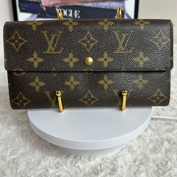 Louis Vuitton 💯 % authentic Sarah wallet - Picture 1 of 12